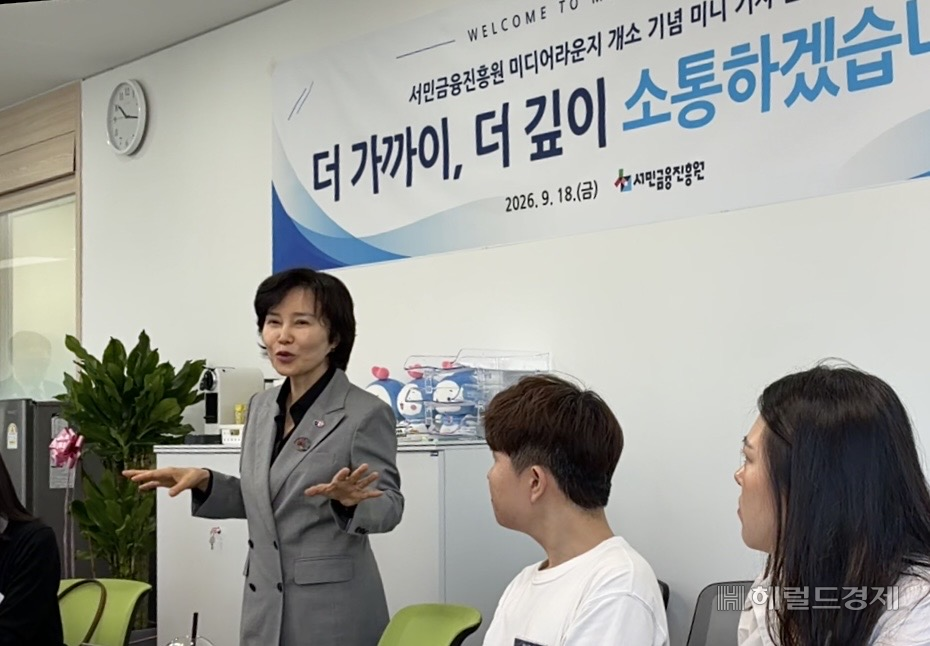 김은경 서민금융진흥원장이 지난 18일 서울 중구 서민금융진흥원에서 기자들과 만나 인공지능(AI) 상담 서비스 구상을 설명하고 있다. 김서현 기자