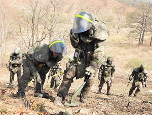 합참 “DMZ 수색로 개척 중 폭발…모든 가능성 열고 조사”