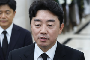 Presidential chief of staff offers to step down