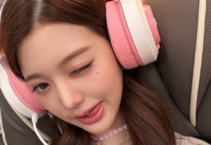 장원영, 게임하는데 비주얼 뭐야?..혀 내밀며 윙크