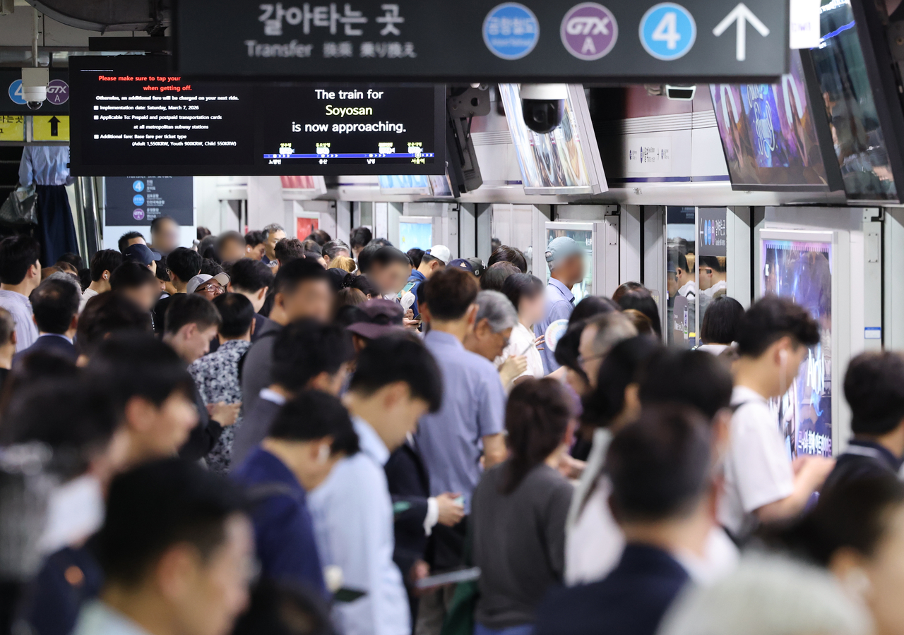서울 지하철 1호선 일부 구간에서 시민이 열차를 기다리는 모습. 기사 내용과 무관함. [연합]