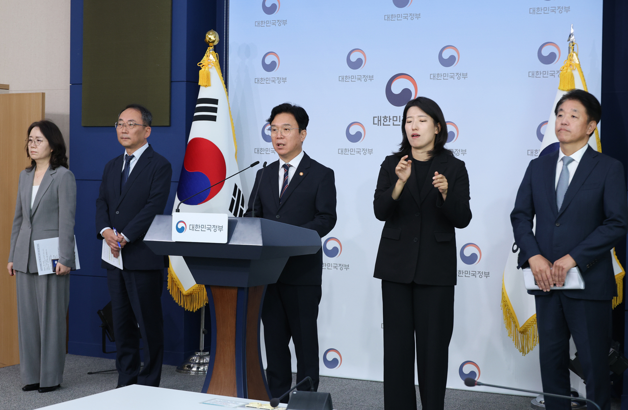 Employment and Labor Minister Kim Young-hoon briefs reporters at Government Complex Seoul in Jongno-gu, Seoul, on Tuesday on a proposal for social dialogue related to the mega special zone bill, which includes exempting research workers in the zones from the 52-hour workweek limit and expanding the range of jobs eligible for dispatch work. [Yonhap]