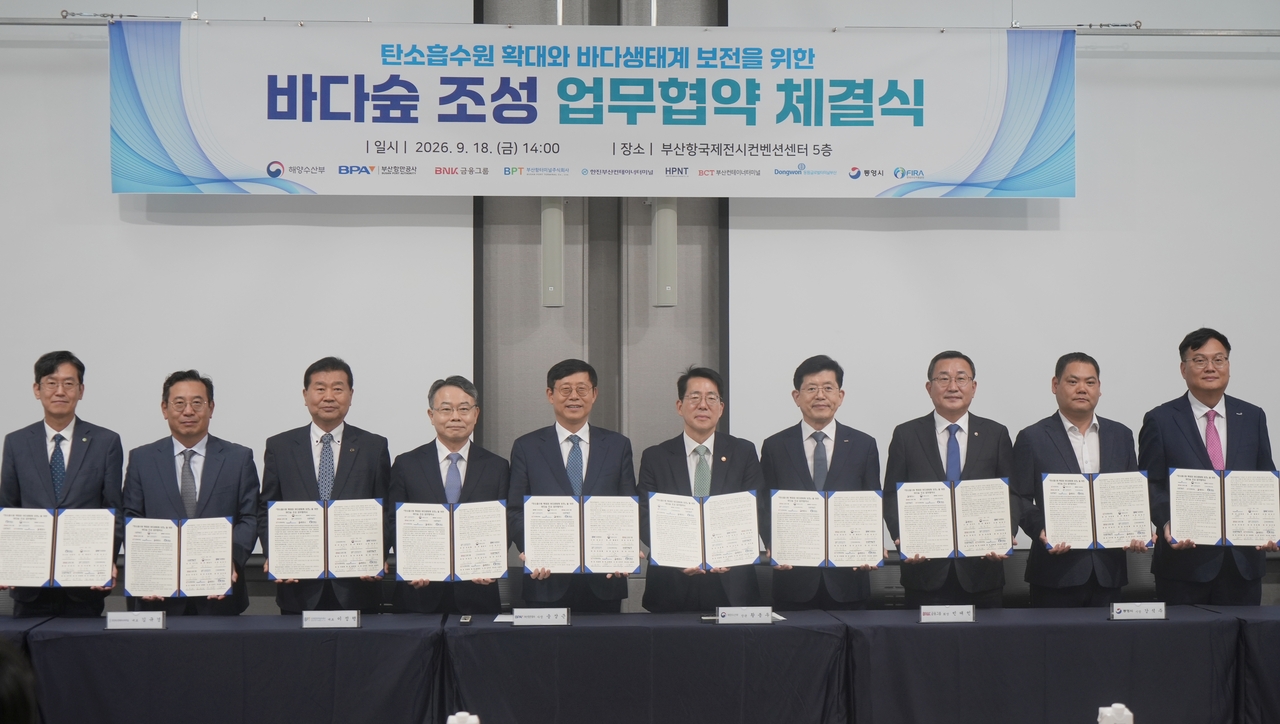 The Busan Port Authority will create a seaweed forest spanning about 1.55 square kilometers in waters near Dong-dong, Yokji-myeon, Tongyeong, South Gyeongsang Province, as part of efforts to combat the climate crisis and preserve the marine ecosystem. [Busan Port Authority]