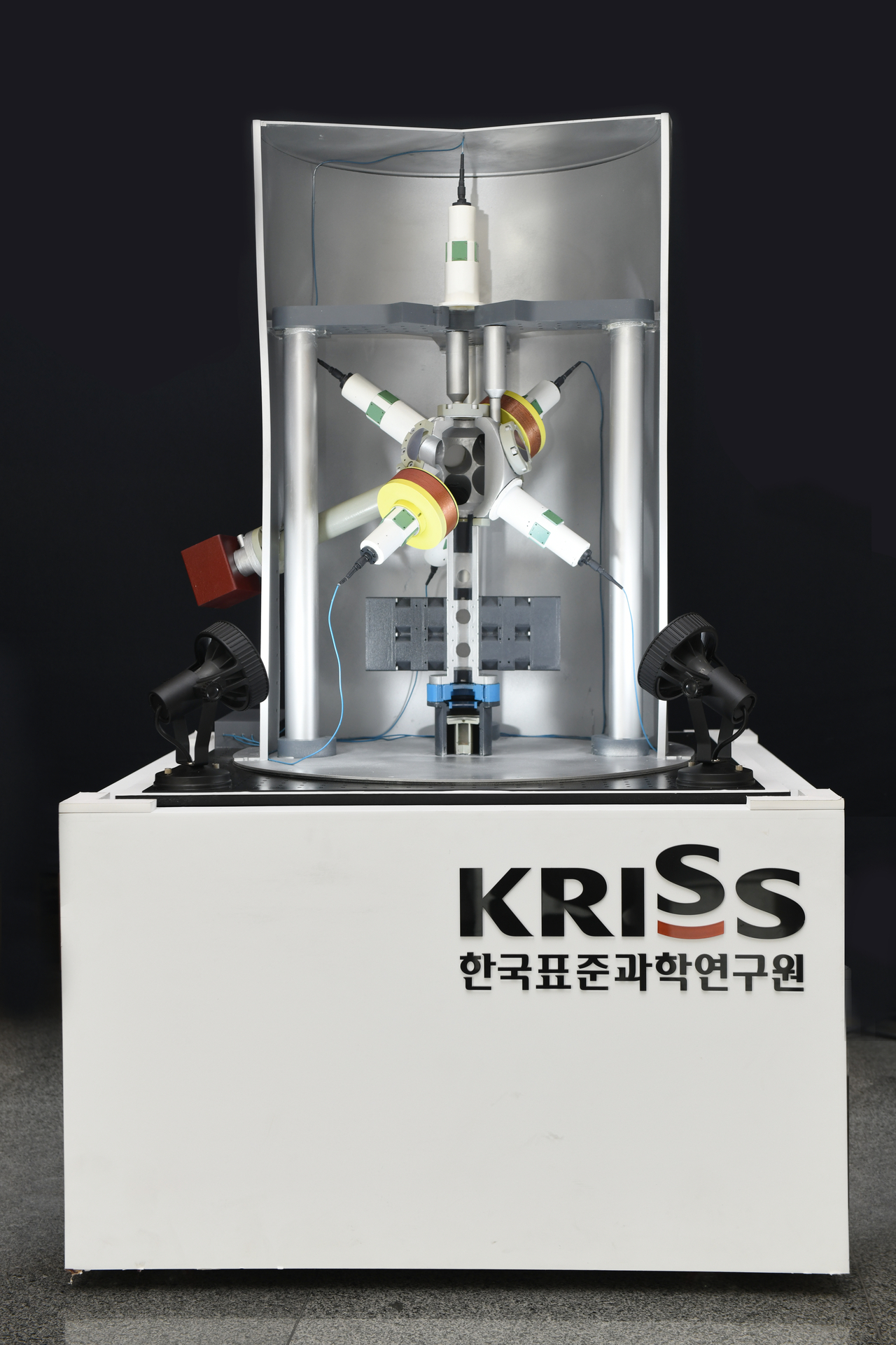 A quantum gravimeter that can be used to estimate location without GPS. [KRISS]