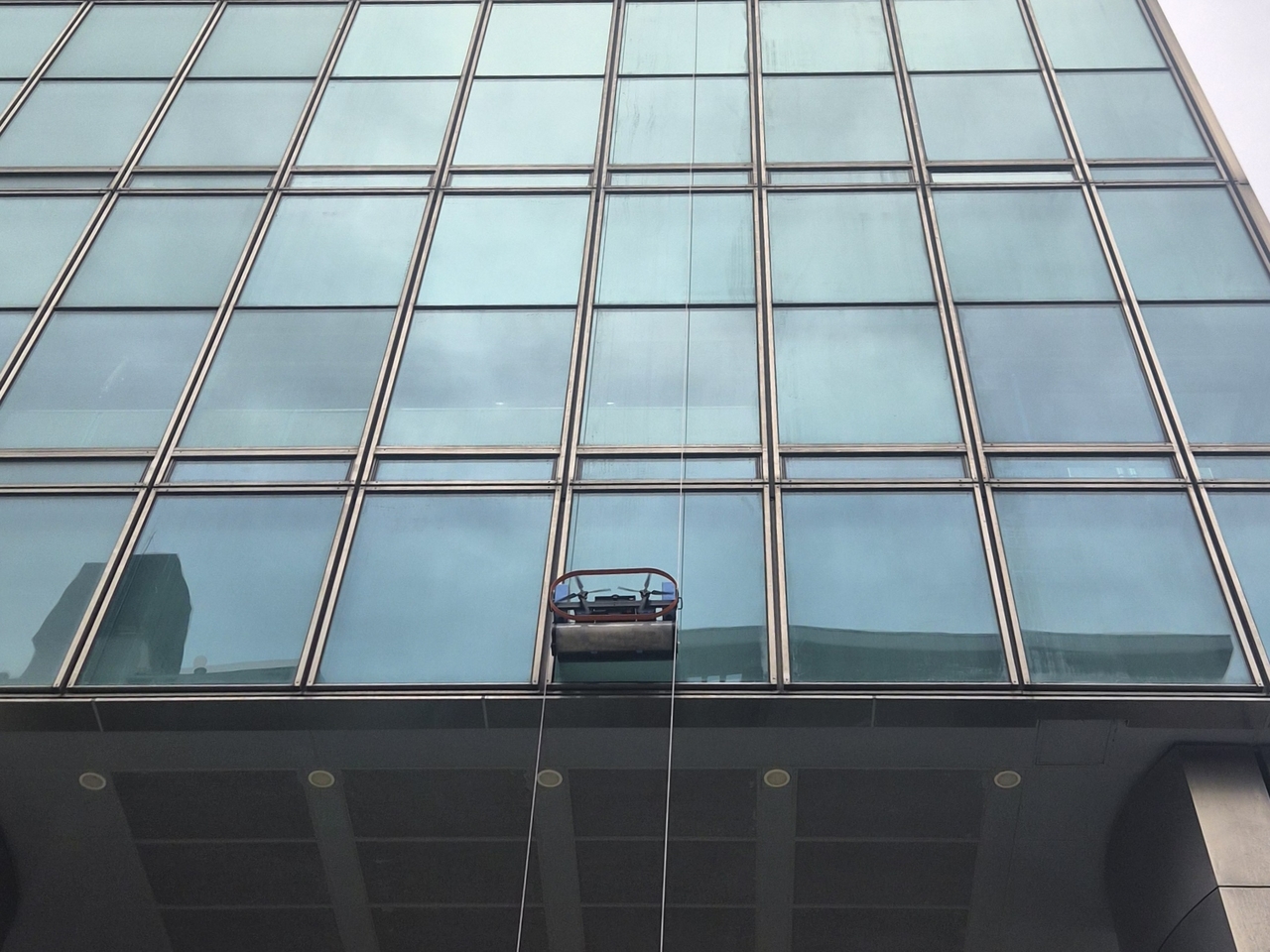 An exterior cleaning robot, introduced by Posco as the first of its kind in Korea, cleans the glass curtain wall of the Posco Center in southern Seoul. (Posco Group)