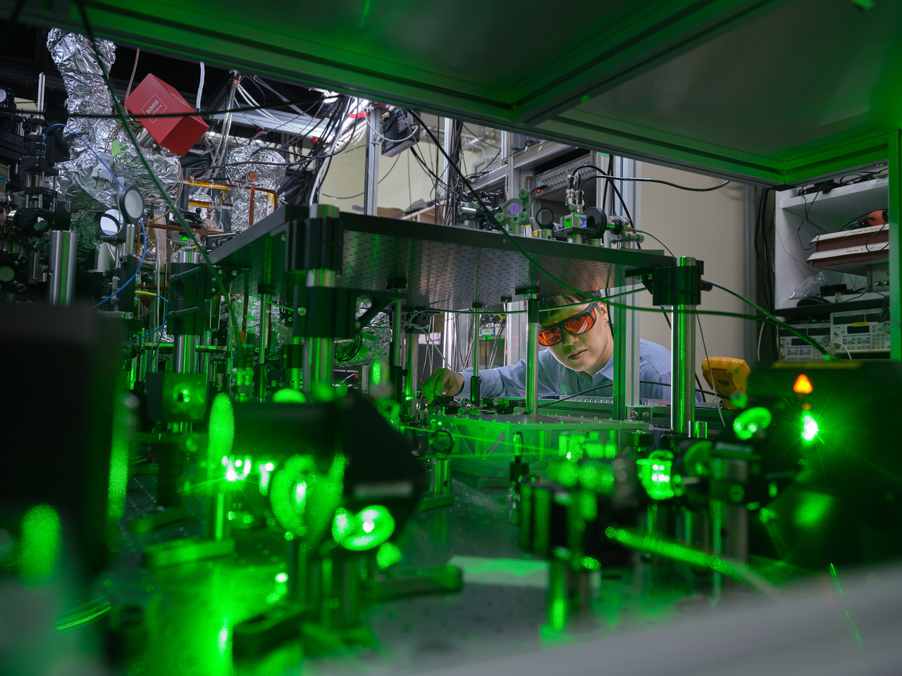 Researchers work on neutral-atom quantum computer development. [KRISS]