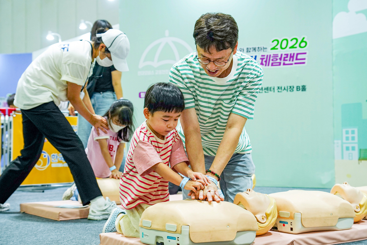 지난 18일부터 이틀간 전남광주통합특별시에서 열린 ‘현대모비스 종합안전체험랜드’에 참여한 어린이들이 심폐소생술 안전교육을 받고 있는 모습. [현대모비스 제공]