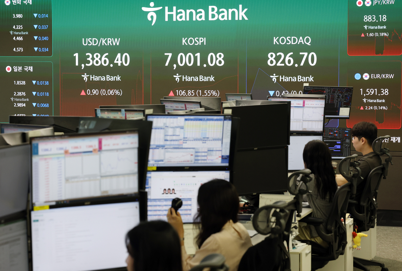 An electronic board showing the Korea Composite Stock Price Index at a dealing room of the Hana Bank headquarters in Seoul on Monday. (Yonhap)