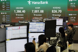 Seoul stocks open higher on chip gains