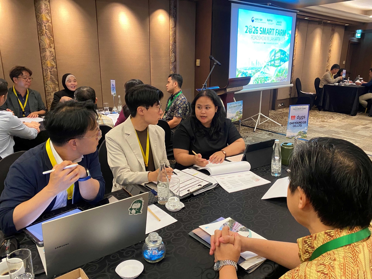 South Korean firms and local buyers hold business consultations in Jakarta and Ho Chi Minh City as part of the Southeast Asia and China Smart Farm Export Roadshow, jointly organized by KOTRA and the Ministry of Agriculture, Food and Rural Affairs from Sept. 14 to Sept. 22. [KOTRA]