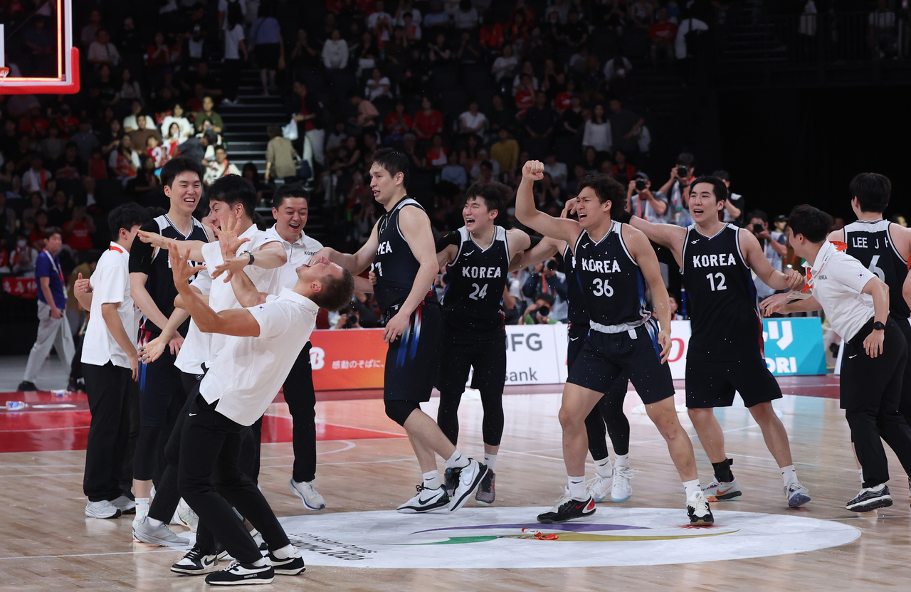 South Korea's basketball players celebrate their victory after winning the men's basketball final against Japan at the Aichi-Nagoya Asian Games at Aichi International Arena in Nagoya on Monday. (Yonhap)