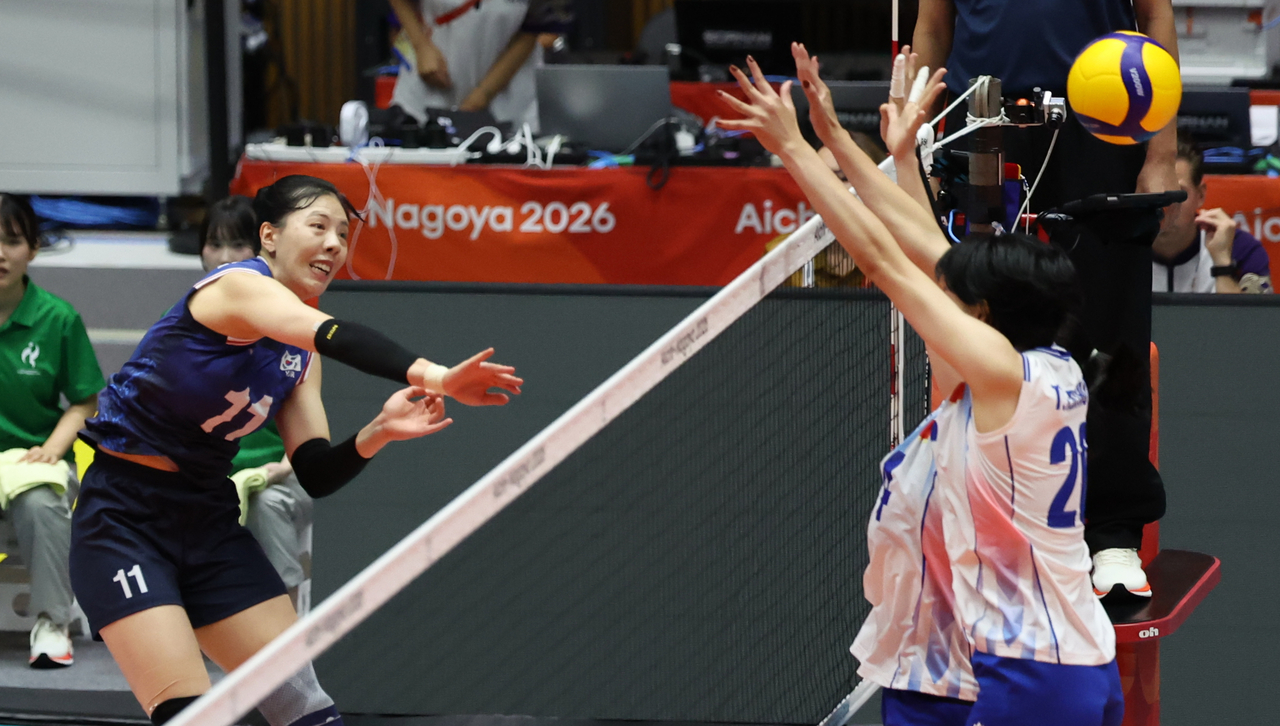 South Korea's Yuk Seo-young (L) performs during a quarterfinals match against Kazakhstan in women's volleyball at the Aichi-Nagoya Asian Games at Park Arena Komaki in Komaki, just north of Nagoya, Japan, on Sunday. (Yonhap)