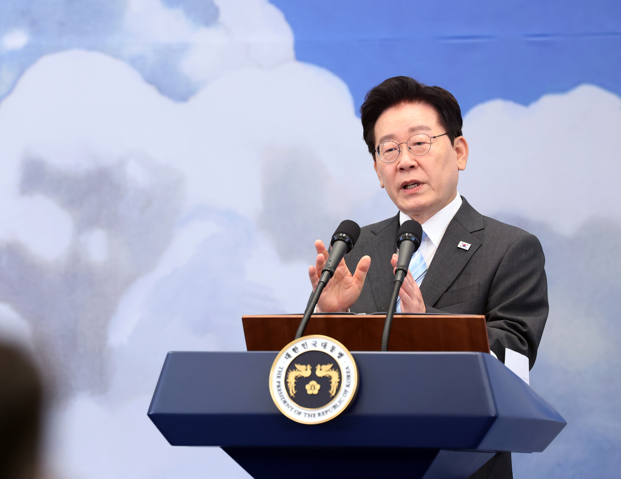President Lee Jae Myung gives a speech at a Youth Day event at Cheong Wa Dae in Seoul on Saturday. (Yonhap)