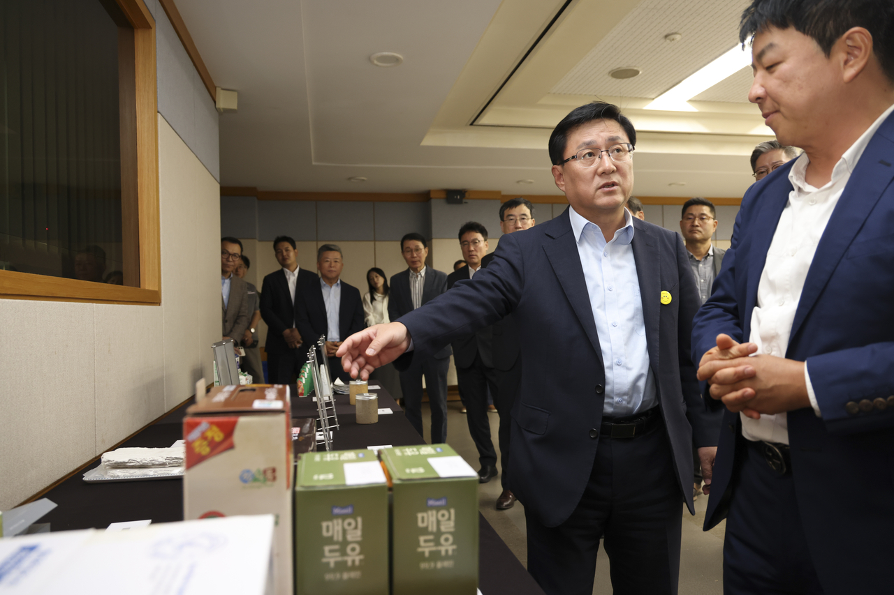 김성환 기후에너지환경부장관이 21일 대전 대적구 한솔제지 대전공장에서 개최된 종이팩 재활용체계 개선 업무협약식에 참석해 공장 관계자로부터 종이팩 재활용공정에 대한 설명을 듣고 있다. [기후에너지환경부 제공]