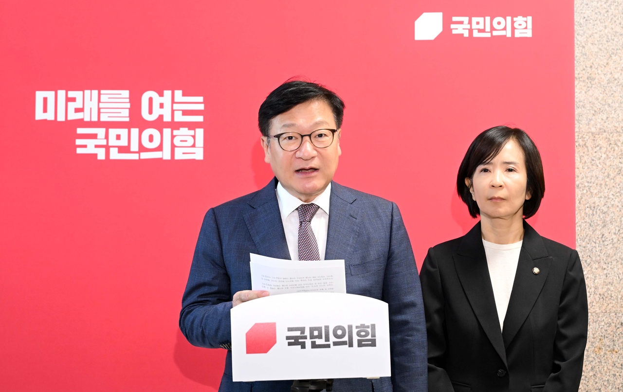 정점식 국민의힘 원내대표가  21일 오후 서울 여의도 국회에서 강훈식 대통령 비서실장이 사의를 표명한 것 등 현안과 관련해 입장을 밝히고 있다.  이상섭 기자