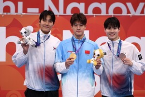 S. Korean swimmers seek to defend relay title; football teams set for inter-Korean clash