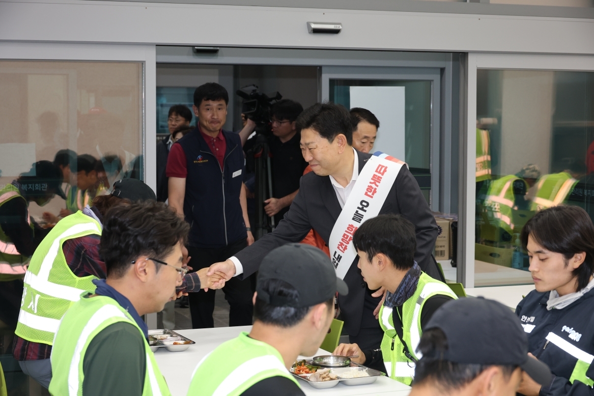 추석을 앞두고 21일 새벽 환경관리원 복지회관을 찾아 환경관리원들과 아침식사를 함께하며 노고를 격려하고 있는 박용선 포항시장.[포항시 제공]