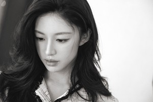 고윤정, 폰만큼 얼굴 작은데 이목구비는 꽉 찼네..신이 빚은듯한 예쁨