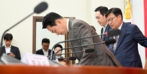 [헤럴드pic] 회의에 참석하는 장동혁 국민의힘 대표