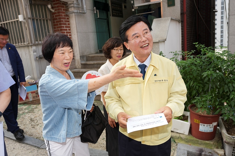 유찬종(맨 오른쪽) 서울 종로구청장이 관내 거리를 다니던 중 한 주민의 이야기를 듣고 있다. [종로구 제공]