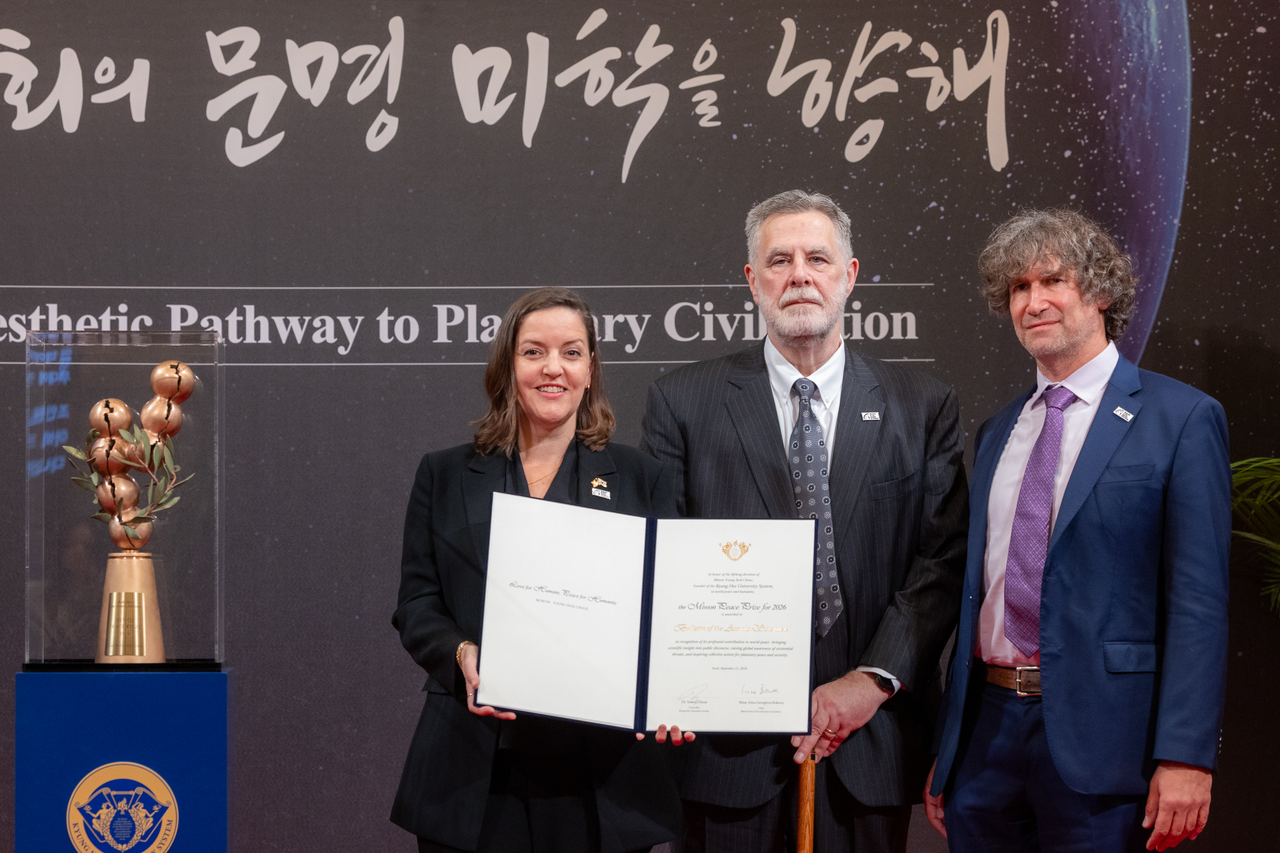 Officials of the Bulletin of Atomic Scientists, including Alexandra Bell (first from left) pose for a photo after recieving the Miwon Peace Prize on Monday at Kyung Hee University in Dongdaemun-gu, Seoul. (Kyung Hee University)