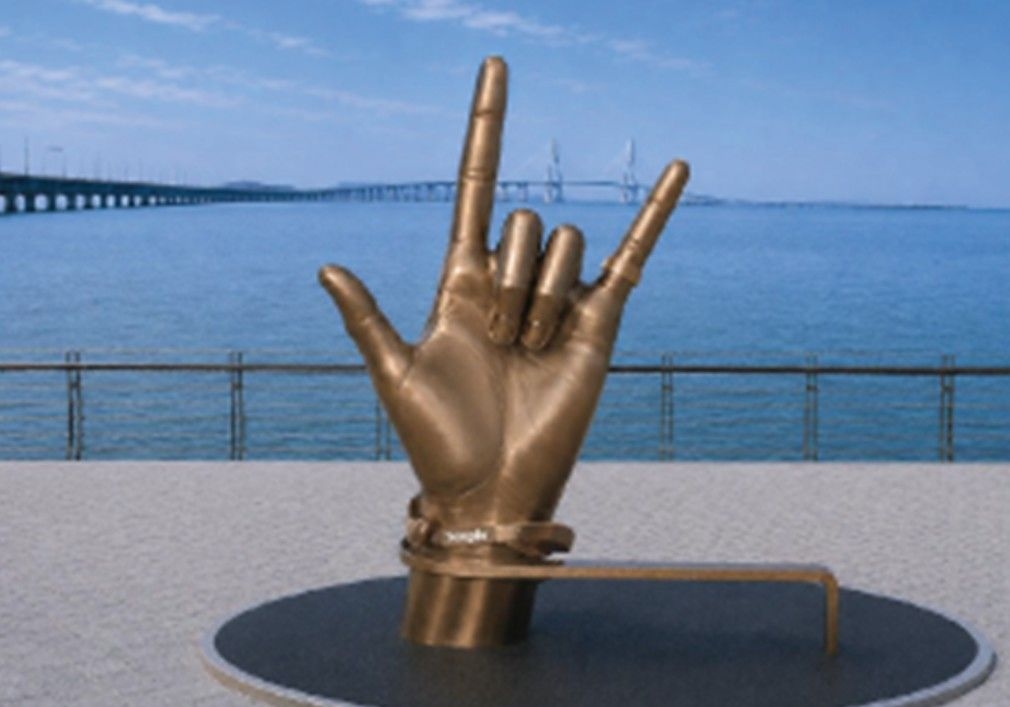 A large sculpture depicts the sign for “I love you” along the waterfront in Incheon’s Songdo International City. (Incheon Free Economic Zone Authority)