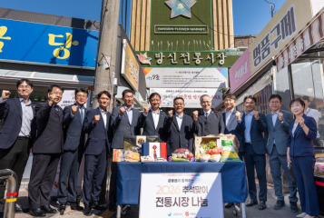 이찬진(오른쪽 여섯 번째) 금융감독원장과 구본욱(오른쪽 네 번째) KB손해보험 사장을 비롯한 주요 관계자들이 18일 서울 강서구 방신전통시장에서 열린 ‘추석맞이 전통시장 사랑나눔 행사’에 참석해 기념촬영을 하고 있다. [KB손해보험 제공]