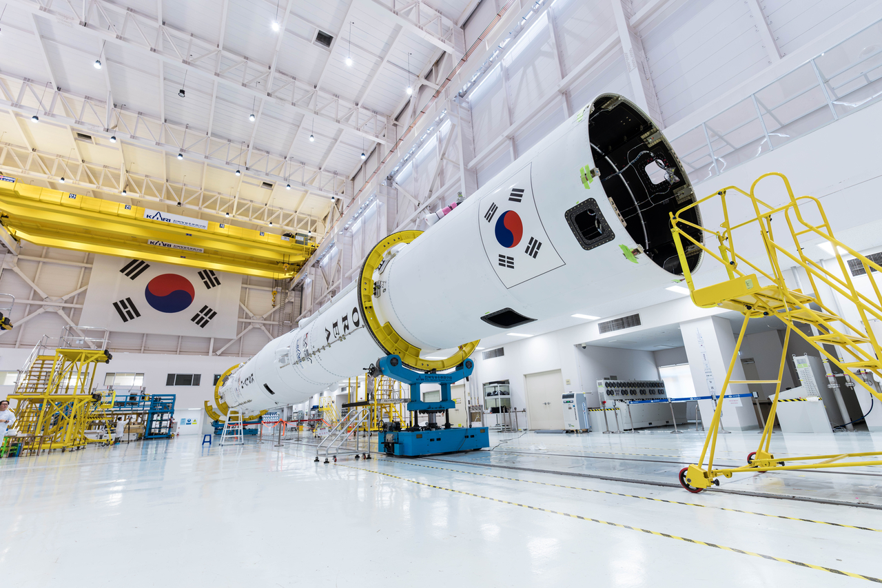 The first and second stages of the Nuri rocket's fifth launch vehicle are assembled at the launch vehicle integration facility at Naro Space Center in Goheung, South Jeolla Province. [Korea Aerospace Research Institute]