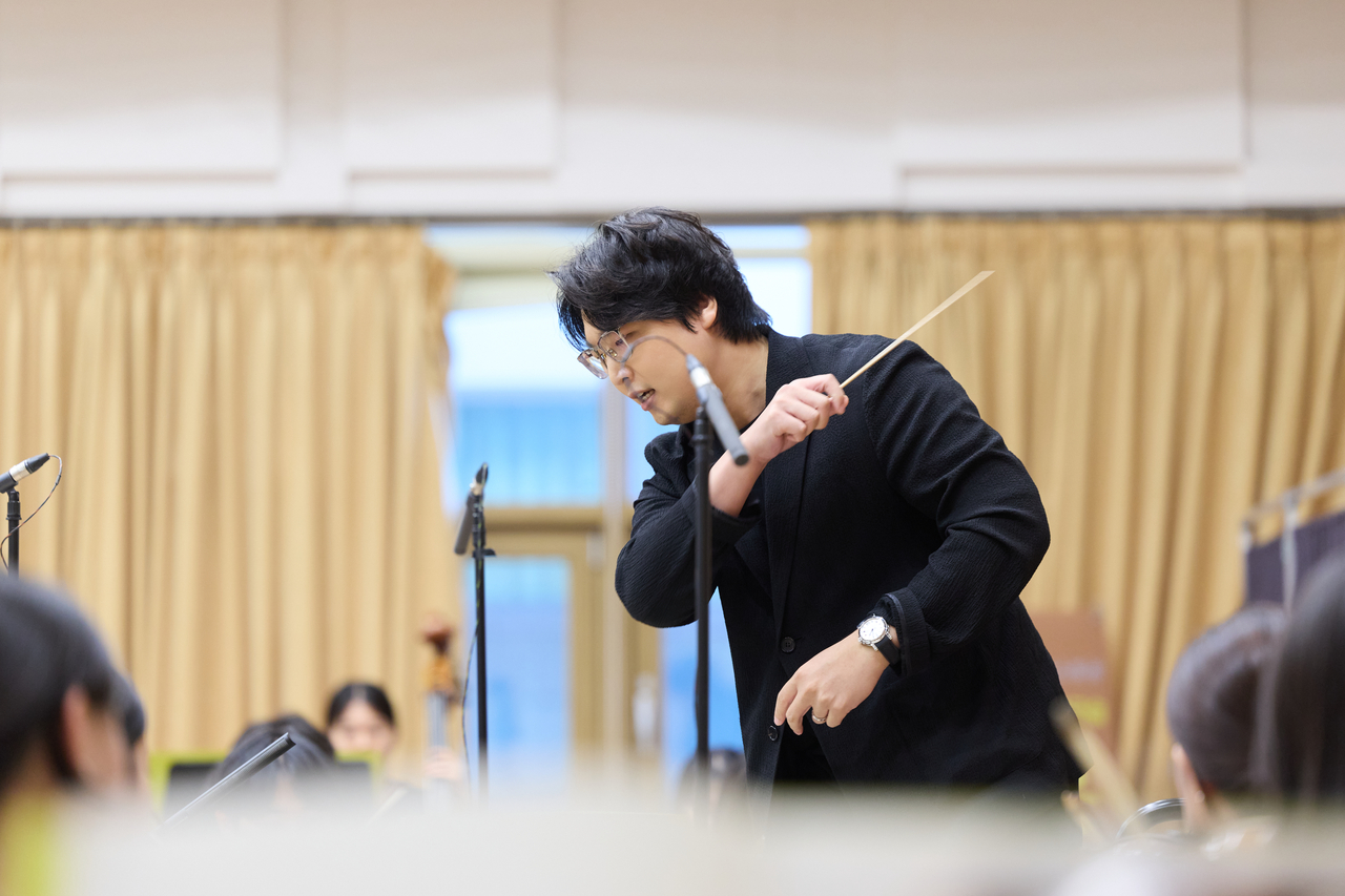 ‘2026 국립심포니오케스트라(KNSO) 지휘자 워크숍’ 현장에서의 최재혁 지휘자 [국립심포니오케스트라 제공]