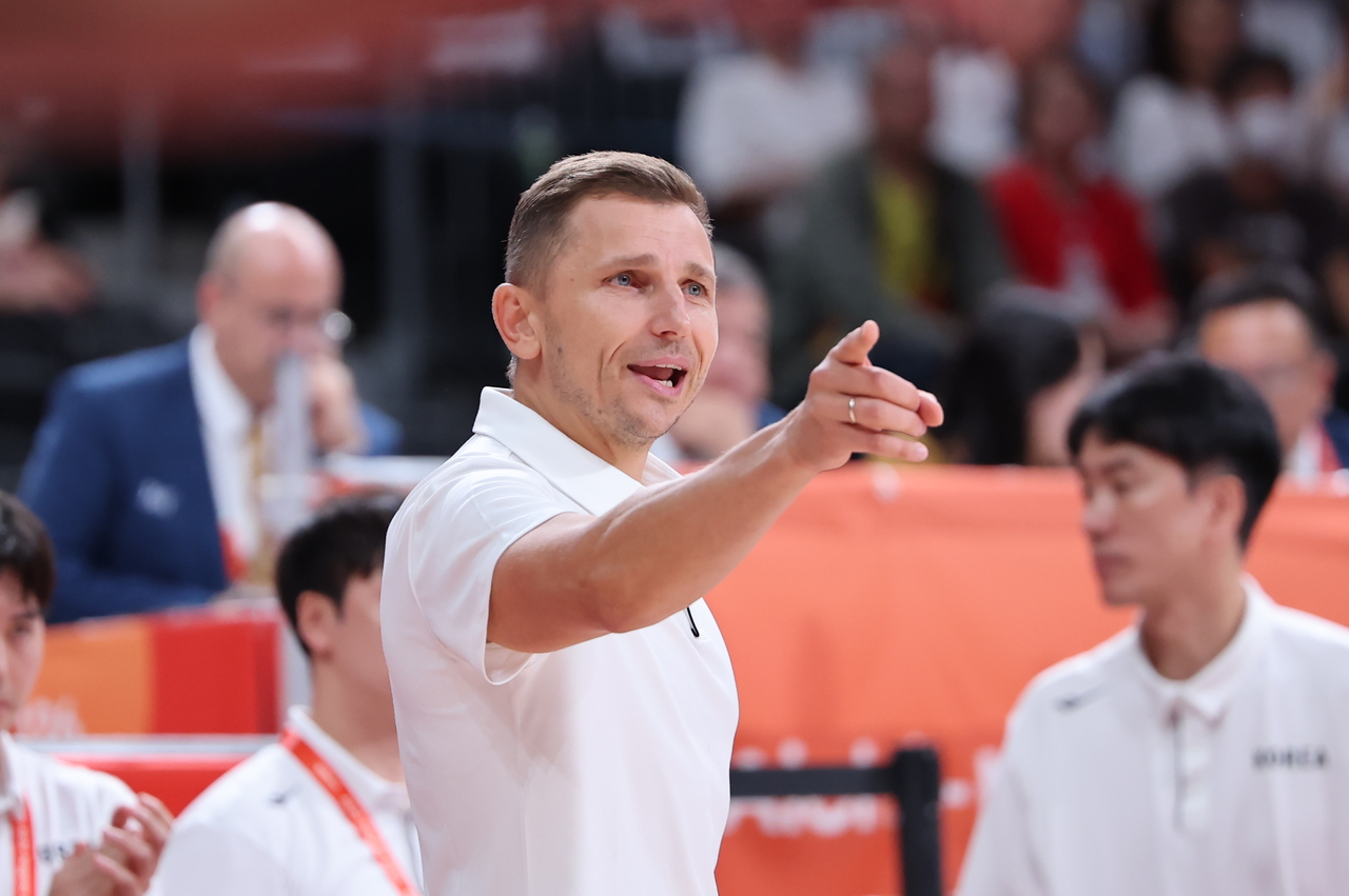 South Korea head coach Nikolajs Mazurs gives instruction to his players during the men's basketball gold medal game of the Asian Games against Japan at Aichi International Arena in Nagoya, Japan, on Sunday. (Yonhap)