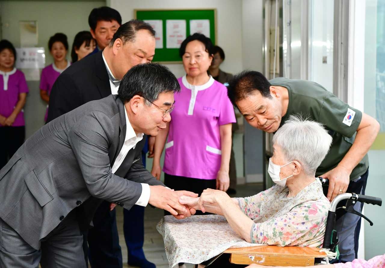 담양군은 추석을 앞두고 지역 내 어려운 이웃과 사회복지시설을 찾아 위문하며 명절 나눔에 나섰다.