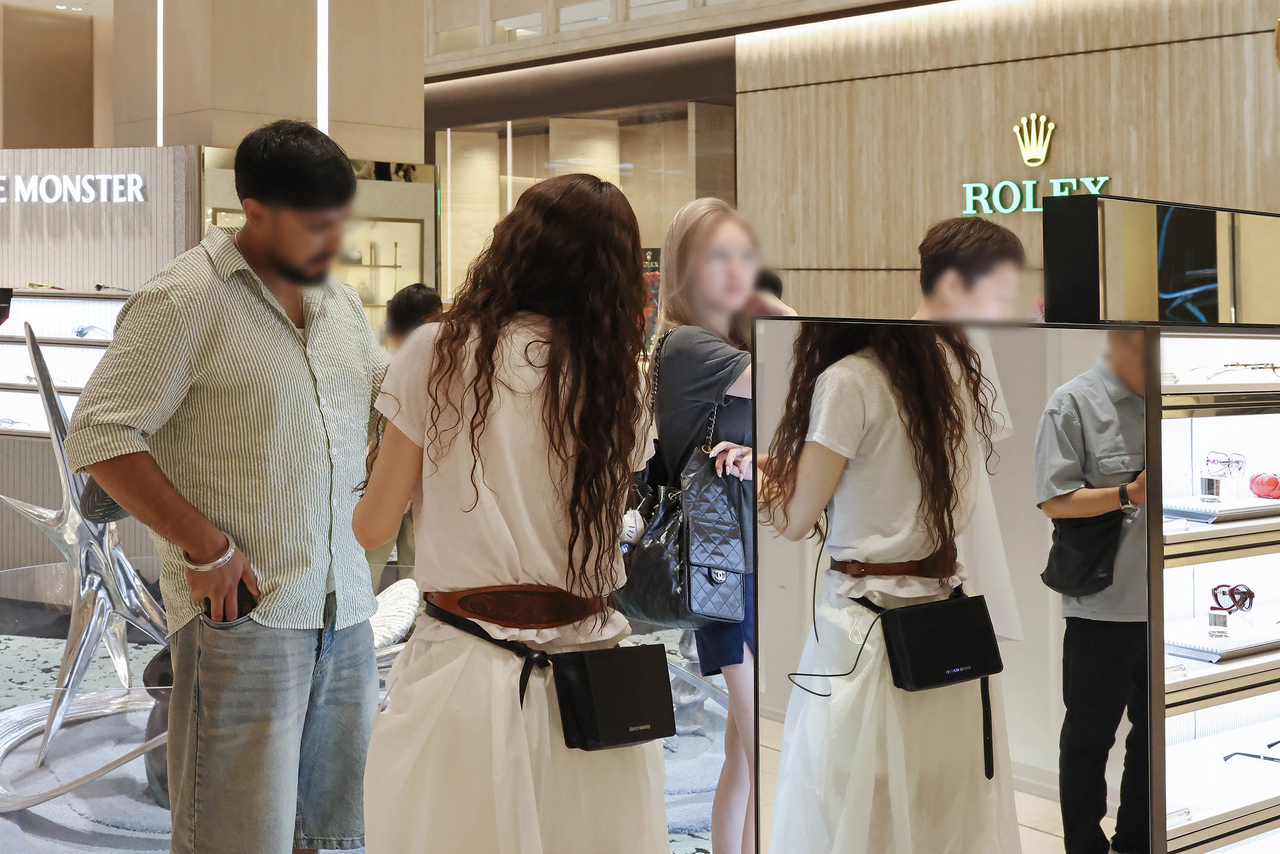 Foreign visitors shop at a Shinsegae department store. [Shinsegae Department Store]