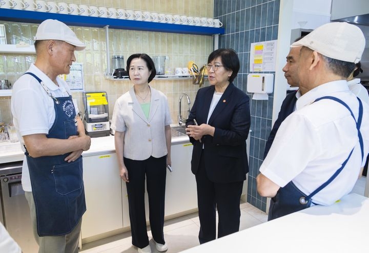 정은경(사진 왼쪽에서 세 번째) 보건복지부 장관이 지난달 7일 서울 강동구 ‘할로마켓 두 번째 봄’을 방문해 폭염 상황에서 실내 운영 중인 노인일자리 사업장을 점검하고 있다. [보건복지부 제공]