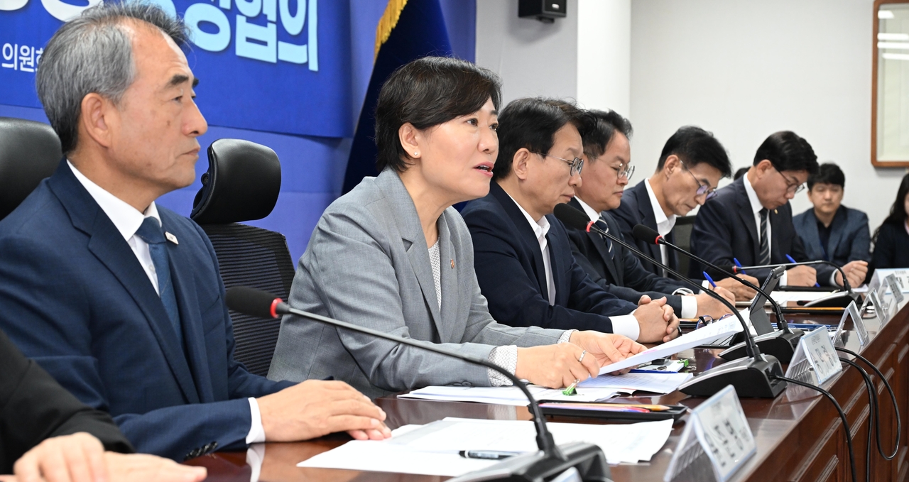 송미령(왼쪽에서 두번째) 농림축산식품부 장관이 21일 오전 서울 여의도 국회 의원회관에서 열린 농지 전수조사 추진방향 당정협의에서 모두발언하고 있다. 이상섭 기자