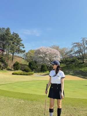 성유리, 쌍둥이딸 예쁠 수밖에..골프 치러 가서도 청초 요정미