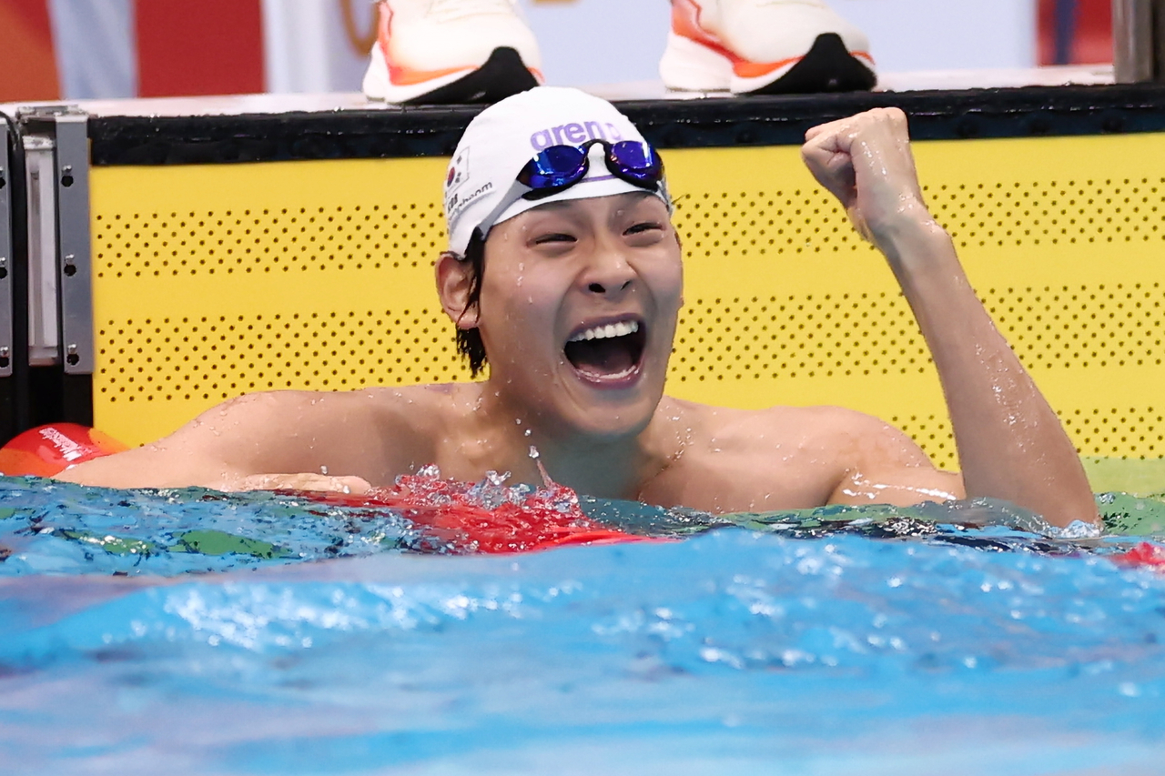 Kim Young-beom of South Korea reacts after setting an Asian Games record in the men's 50-meter freestyle heat at Tokyo Aquatics Centre in Tokyo on Monday.   Yonhap