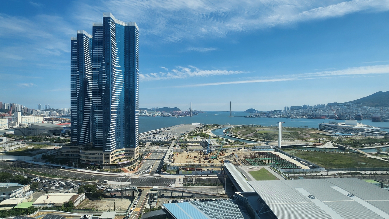 The North Port area, which Busan is considering as the hub of a startup city specializing in maritime, logistics and finance. (Busan=Jung Hyung-ki)