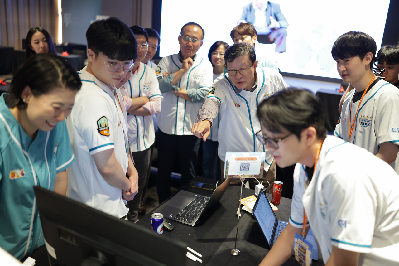 GS Group Chairman Heo Tae-soo (center) encourages employee participants at the 5th GS Group Hackathon held Monday at the Westin Seoul Parnas in Gangnam-gu, Seoul. [GS]