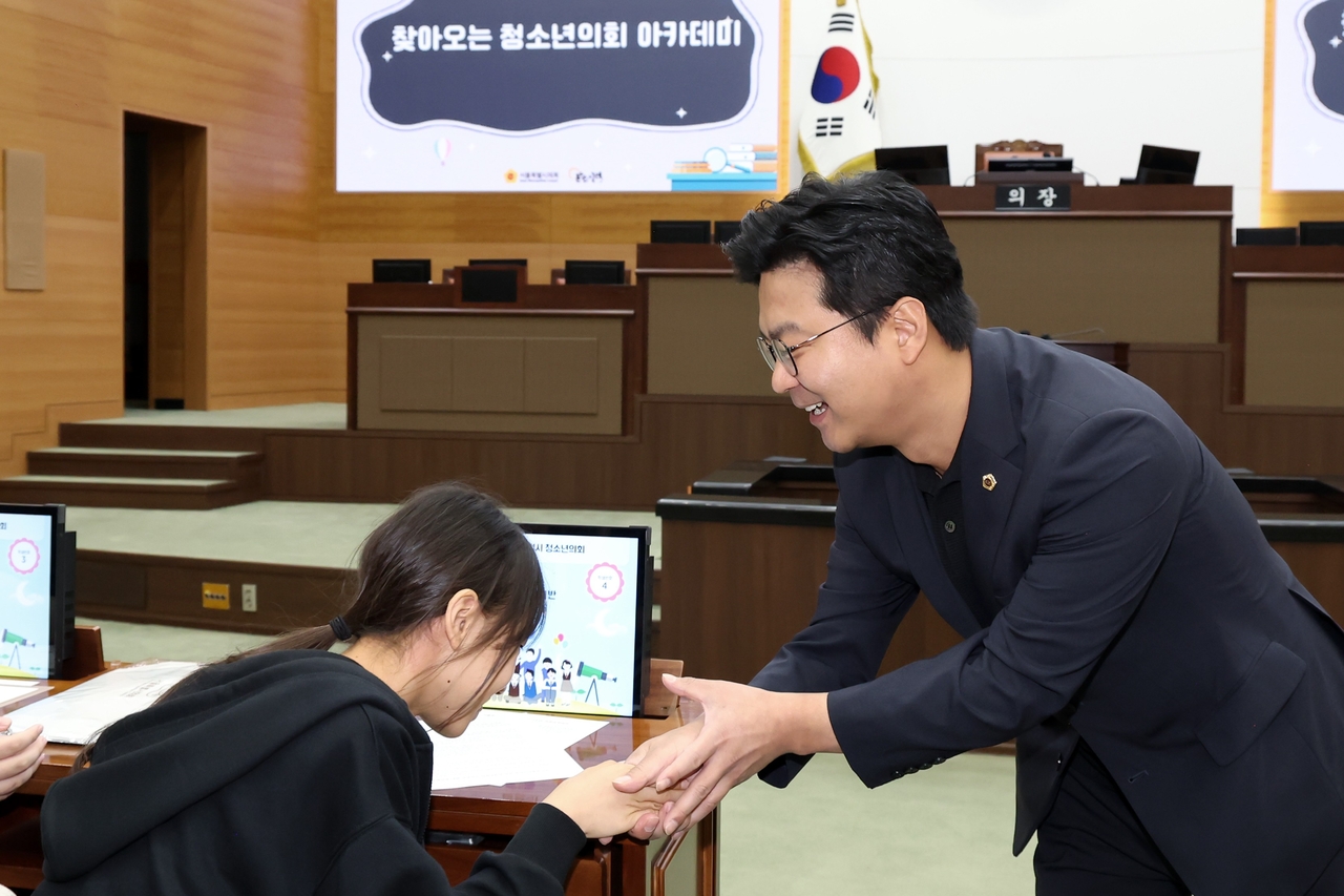 장태용 서울시의원이 18일 서울시의회에서 열린 ‘한산초 2026년 찾아오는 청소년 의회아카데미’에서 학생들과 지방의회와 민주주의의 의미를 짚었다. 서울시의회 제공