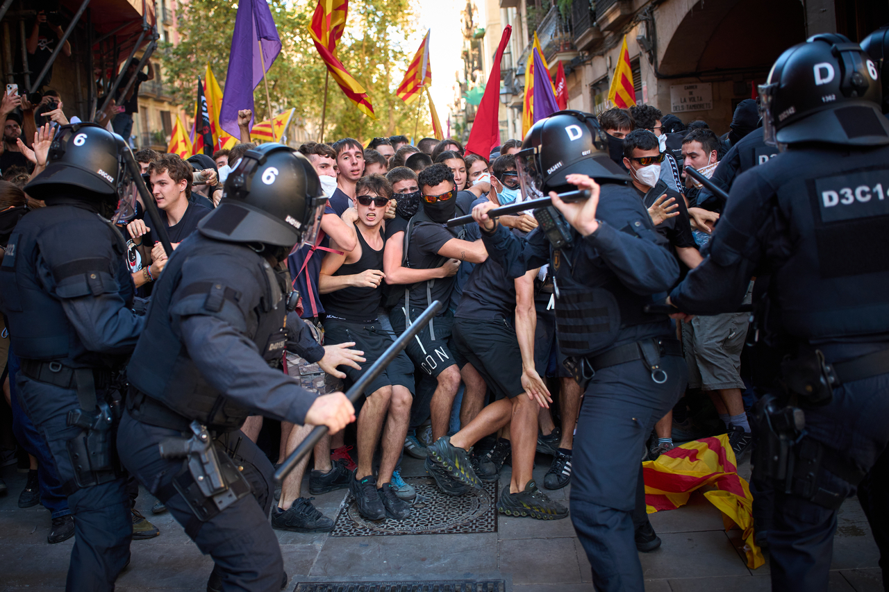 Police officers use police batons to disperse far-left Catalan separatists trying to disrupt a rally by a far-right Catalan separatist party in Barcelona, Spain, Thursday, Sept. 10, 2026. [AP]