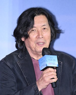 [포토] 이창동, 은사자상 수상