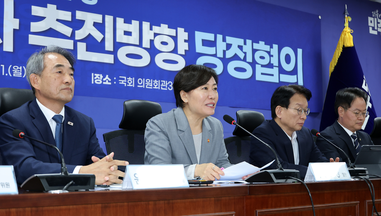 Agriculture Minister Song Mi-ryung (2nd from L) speaks during a policy meeting with ruling Democratic Party officials at the National Assembly compound in western Seoul on Monday. (Yonhap)