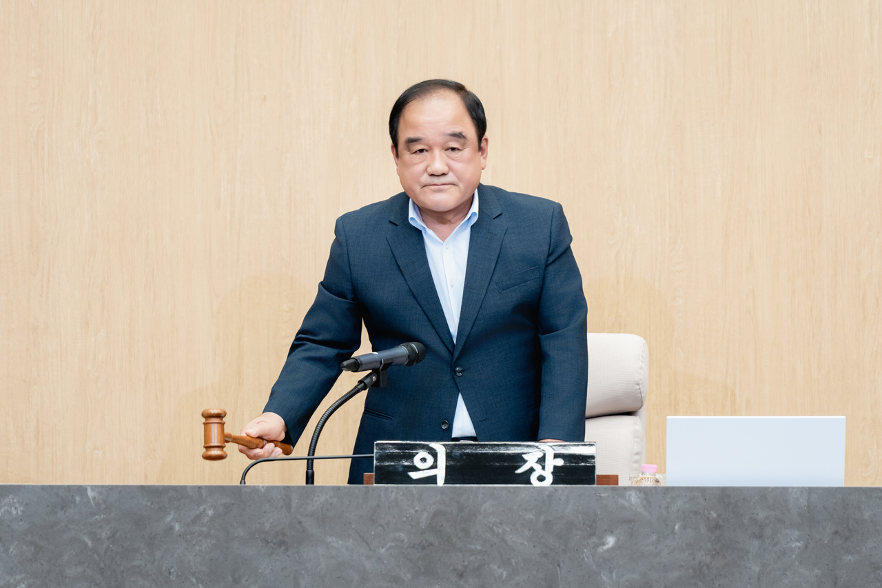 Council Speaker Ko Yang-seok presides over the closing ceremony of the 295th regular session.