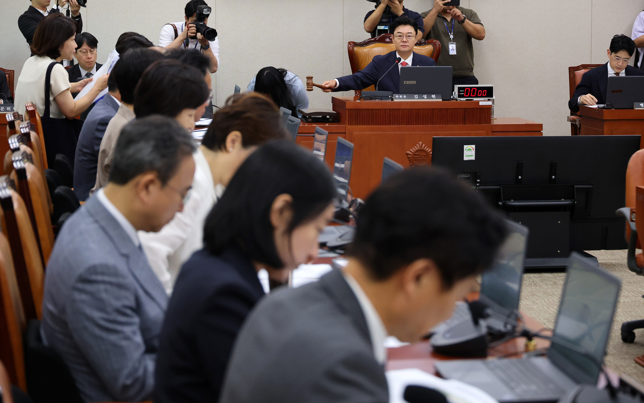 Committee Chairman Kim Seong-won gavels a plenary session of the National Assembly's Trade, Industry, SMEs and Startups Committee on Sept. 8. [Yonhap]