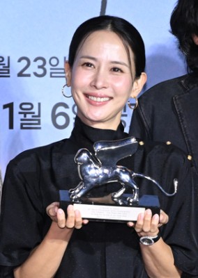 [포토] 조여정 ‘은사자상 이렇게 생겼어요!’