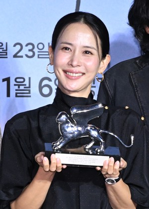 [포토] 조여정 ‘은사자상 이렇게 생겼어요!’
