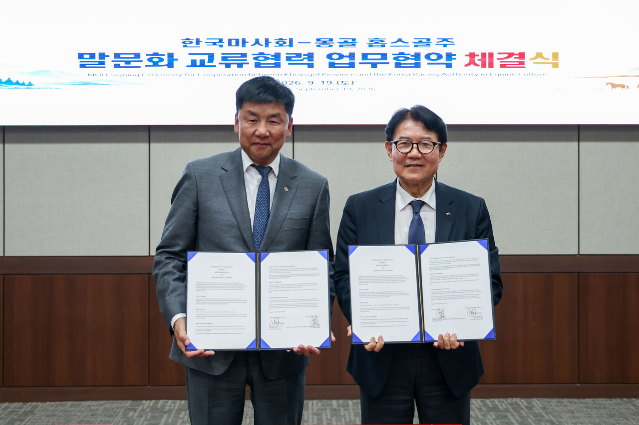 Korea Racing Authority President Woo Hee-jong (right) and Khuvsgul Provincial Assembly Speaker Dondov Purevdorj (left) pose after signing the MOU at Lets Run Park Seoul on Saturday.