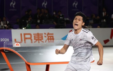 지난 20일 일본 나고야 히가시 스포츠센터에서 열린 2026 아이치·나고야 아시안게임 테크볼 남자 단식 결승전 2세트에서 한국 이준석이 이라크 알리 자릴 메제르 알엘라야위를 상대로 승리하자 기뻐하고 있다. [연합]