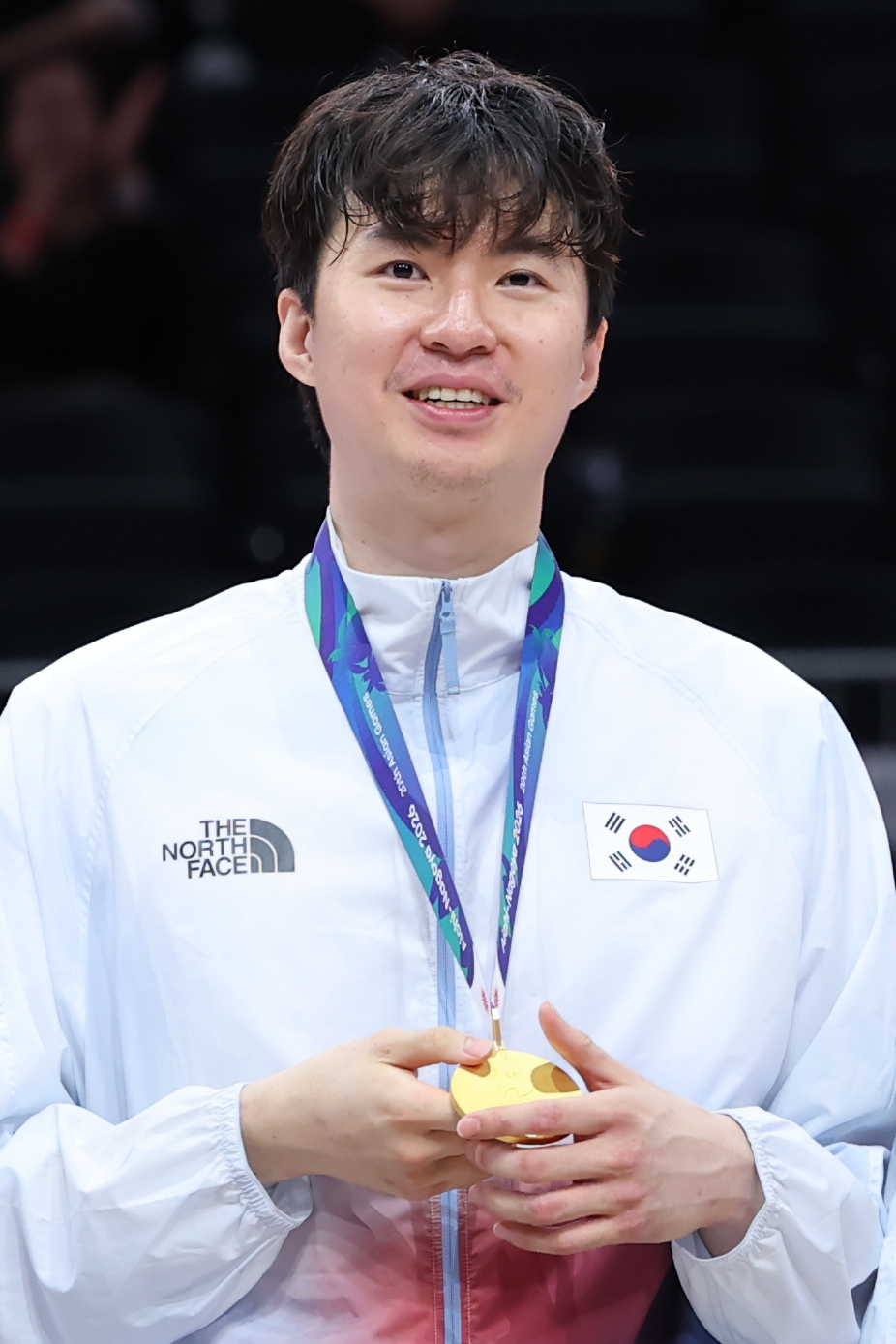 Lee Hyun-jung poses for a photo after the men's basketball final against Japan at the Aichi-Nagoya Asian Games in Nagoya, Japan, Sunday. (Yonhap)