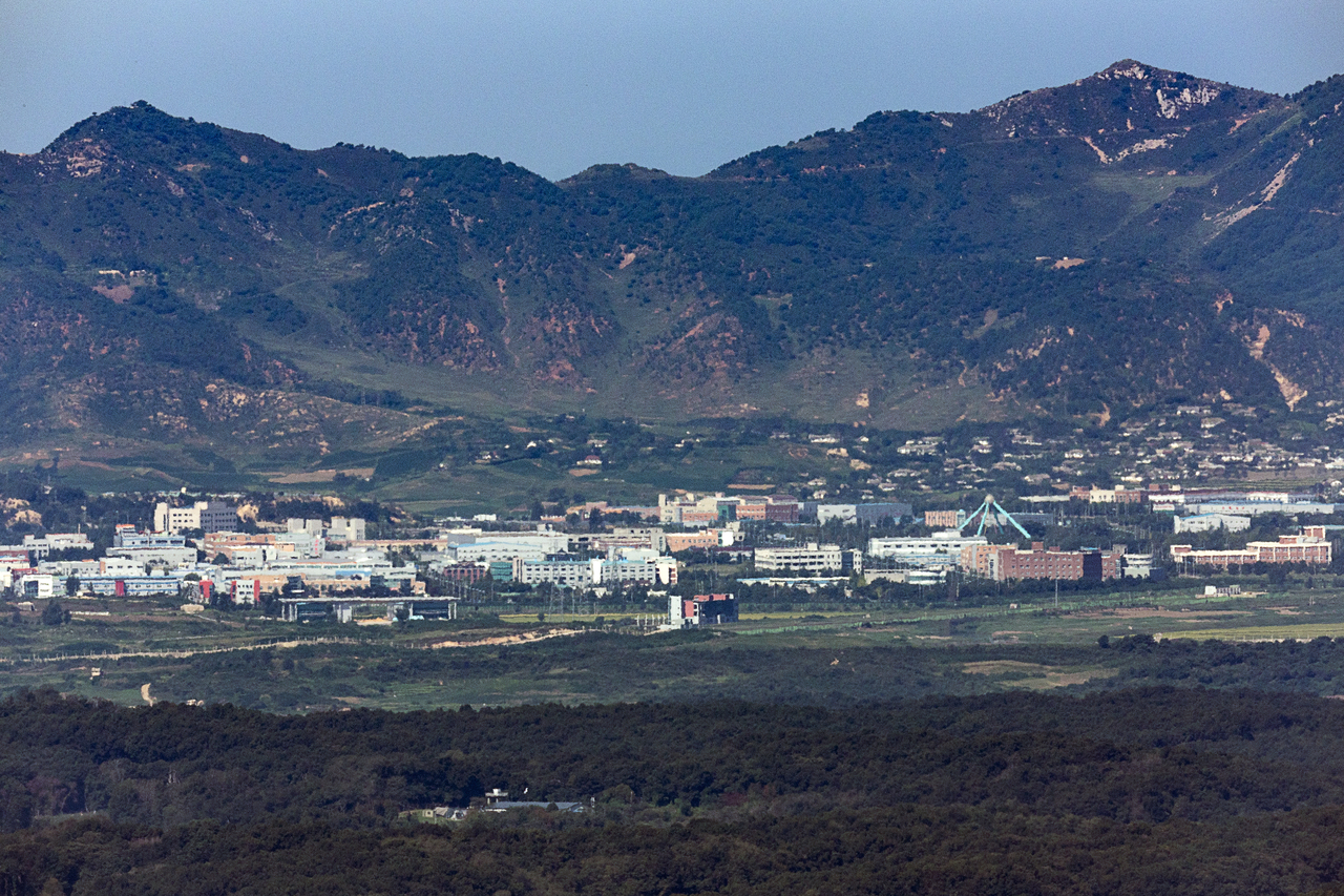 The western section of the Demilitarized Zone and the Kaesong Industrial Complex in North Korea are seen from the border city of Paju, Gyeonggi Province, on Sept. 8, amid Pyongyang's criticism of the South Korea-US-Japan multidomain Freedom Edge exercise. (Yonhap)